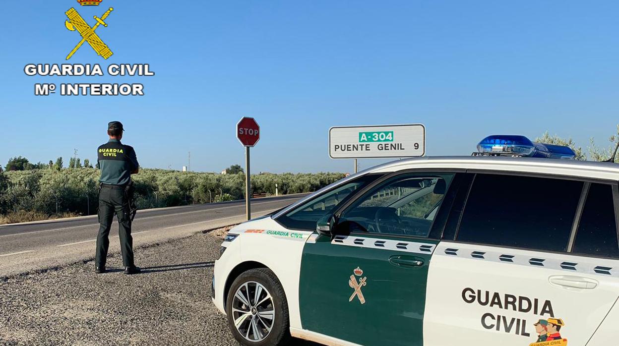 Un agente a la entrada de Puente Genil