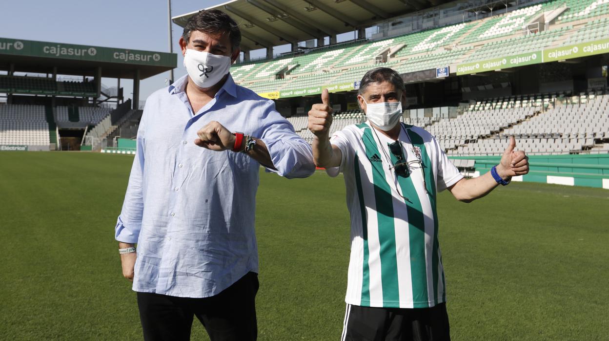 El consejero delegado del Córdoba CF, Javier González (UFC SAD), junto a un aficionado en El Arcángel