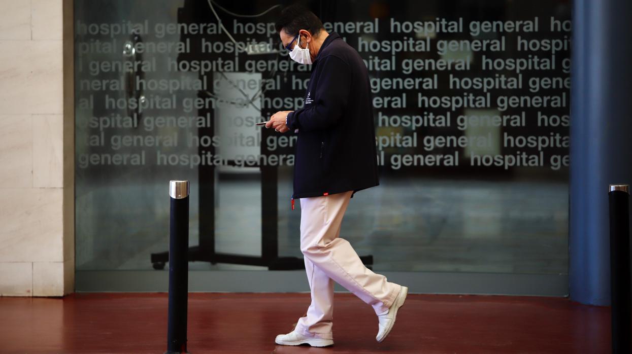 Un sanitario en la puerta del Reina Sofía