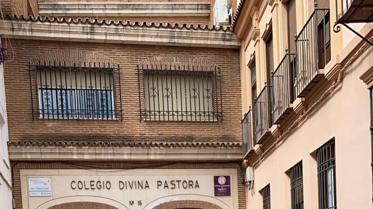 Entrada principal del colegio Divina Pastora en Córdoba