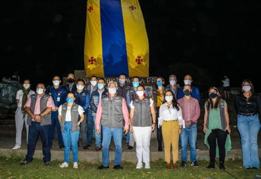 El alcalde de Popayán, Juan Carlos López Castrillón (en el centro con chaleco gris), posa ayer en el pedestal vacío y cubierto con la bandera de la ciudad