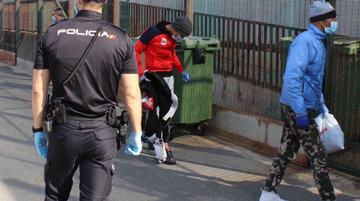 La Policía Nacional se encarga de la custodia y recepción de los inmigrantes en el puerto almeriense.