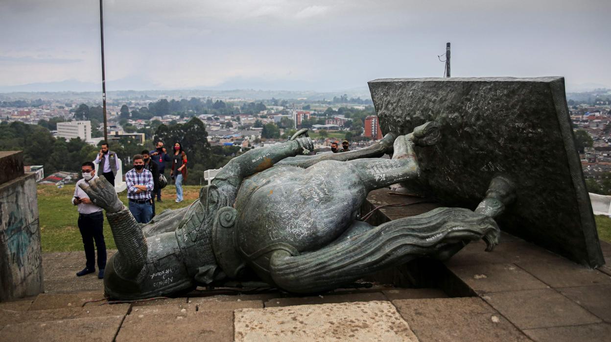 La estatua derribada de Sebastián de Belalcázar en Popayán