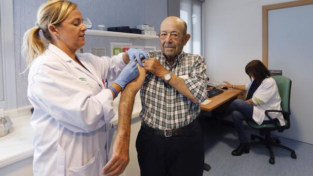 Salud vacunará de la gripe a partir de mediados de octubre en Andalucía