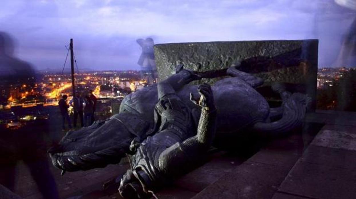 La estatua derribada en Popayán, Colombia