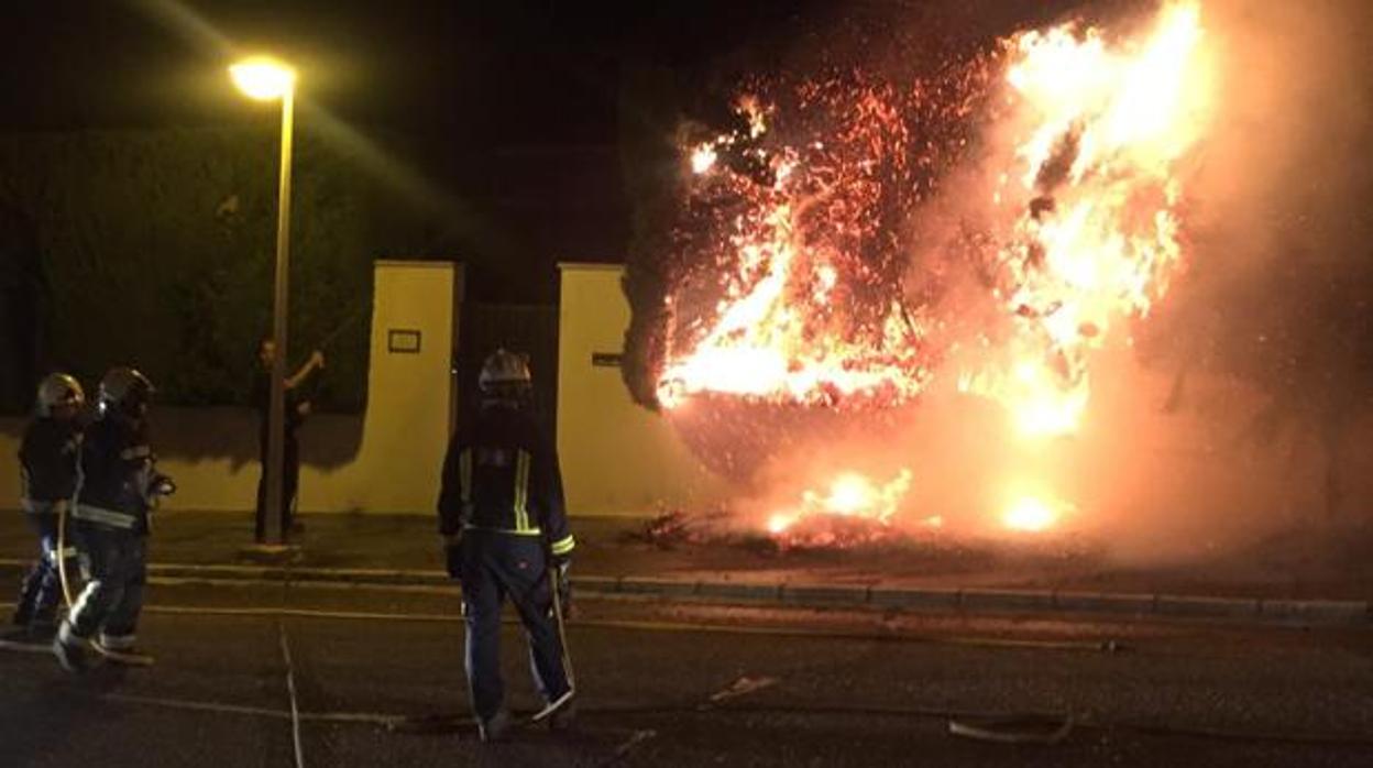 Los bomberos en otro incendio en El Brillante