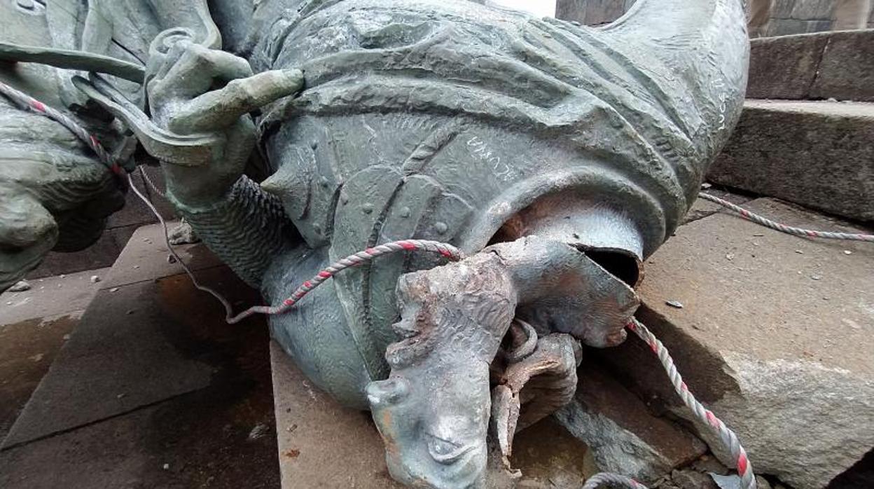 Estatua derribada de Sebastián de Belalcázar en Popayán, Colombia