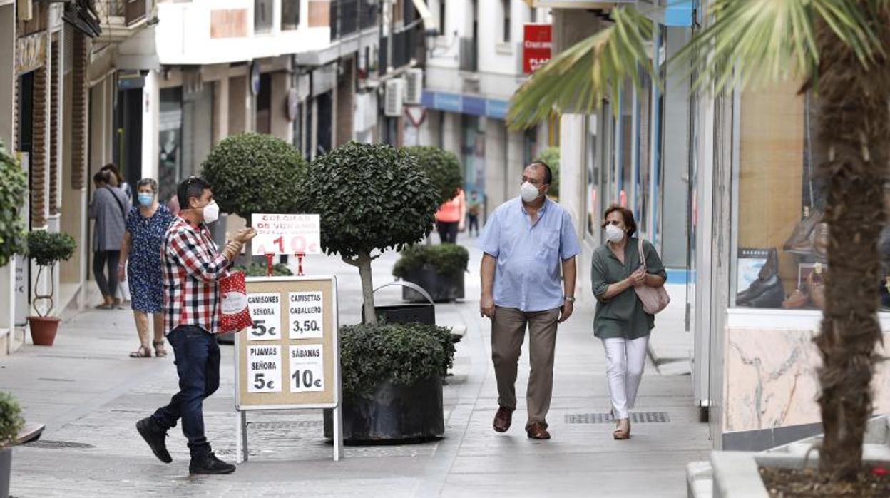 Vecinos en una de las calles céntricas de Lucena