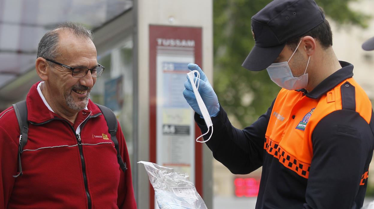 Reparto de mascarillas en Sevilla