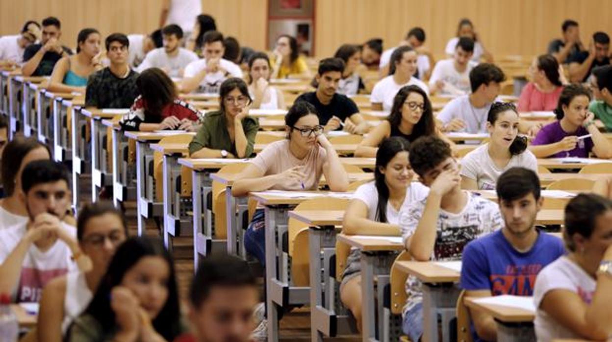 Estudiantes durante las pruebas de Selectividad