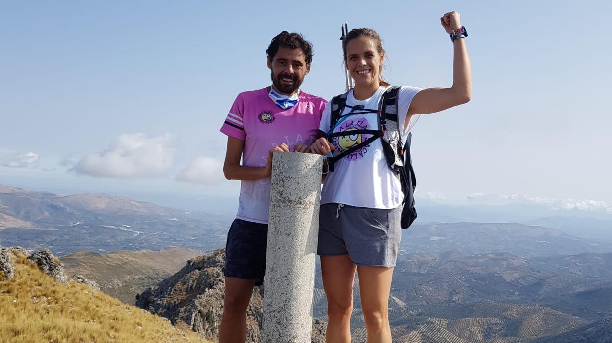 Miguel Ángel Roldán junto a su mujer en el pico Bermejo de Priego, en un entrenamiento para su reto