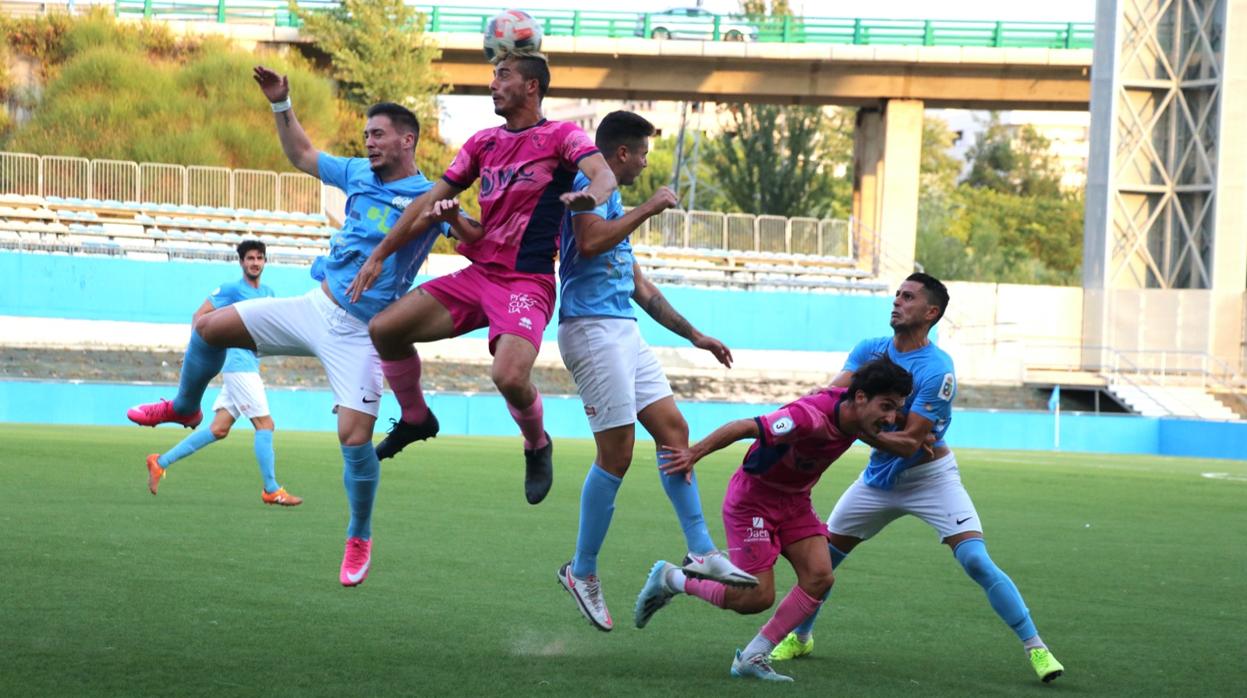 Disputa aérea en el Ciudad de Lucena-Linares amistoso disputado ayer en el estadio Ciudad de Lucena