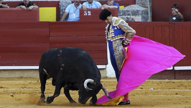 El juez encausa a «El Cid» por coacciones y amenazas al «encargar» el cobro de una deuda por una corrida