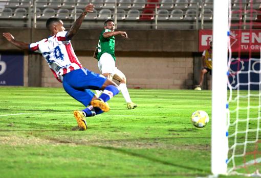 Piovaccari, en el momento de anotar el 1-3 ante el Algeciras