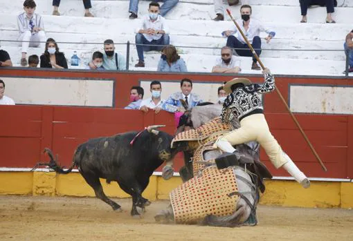 Uno de los toros desmonta a uno de los picadores en el festejo y derriba al caballo