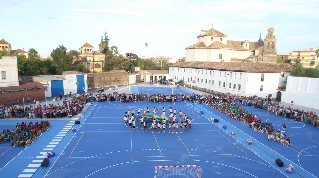 Patio y pistas deportivas del colegio Trinitarios en una imagen de archivo de su inauguración en 2014