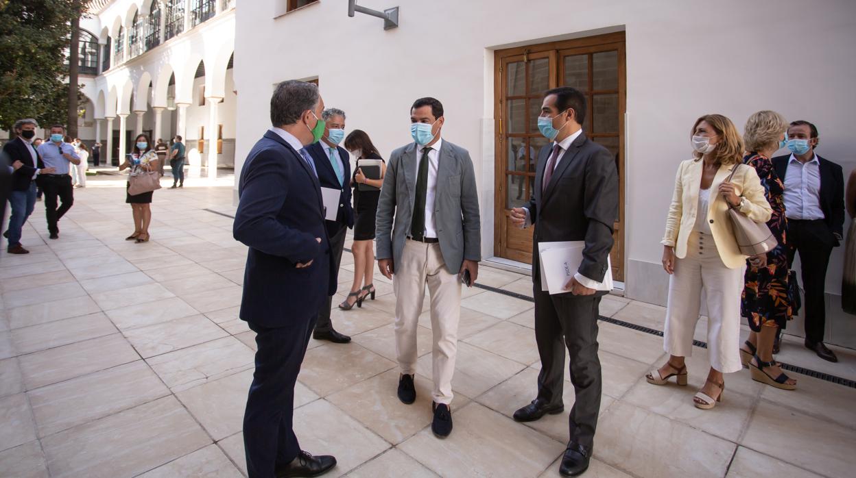 El presidente Juanma Moreno en el Patio del Parlamento junto a Bendodo, José Antonio Nieto y Alicia Martínez