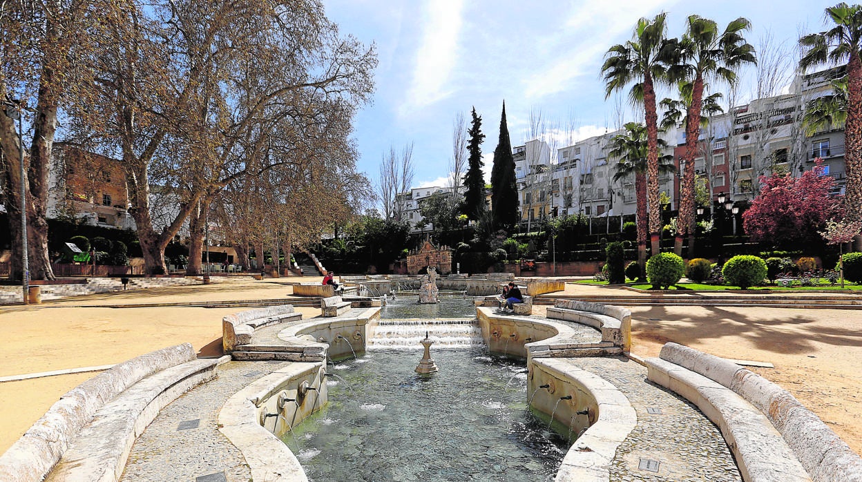 Fuente del Rey de Priego de Córdoba, con edificios al fondo, y dentro de la zona patrimonial protegida