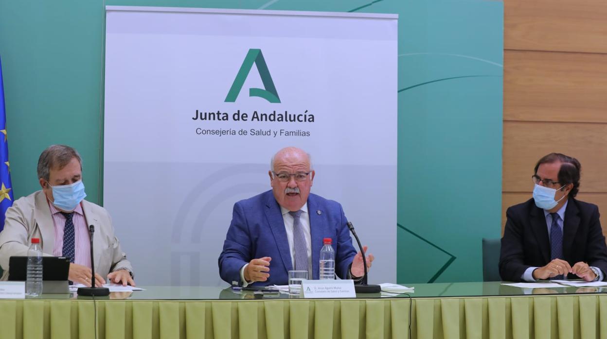 El consejero Jesús Aguirre junto al director general de Salud Pública, José María de Torres (dcha) y el coordinador del plan integral de cardiopatías, Rafael Hidalgo