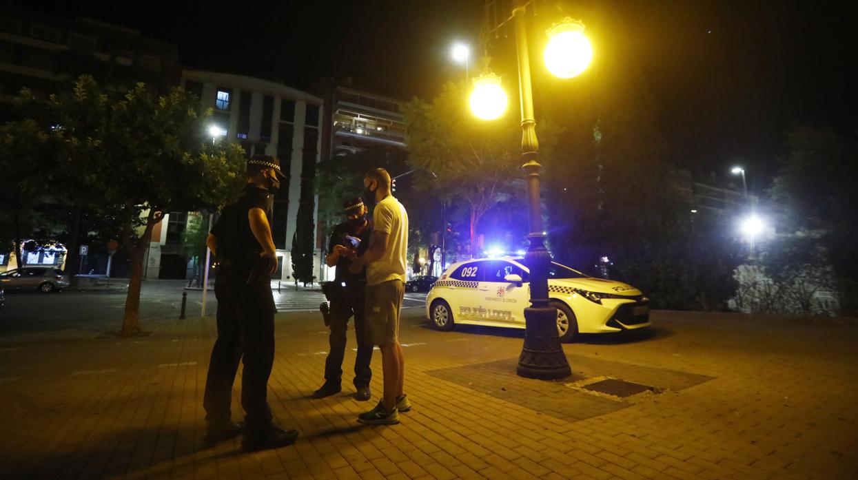 La Policía Local de Córdoba, durante su labores de control del cumplimiento de las medidas contra el Covid