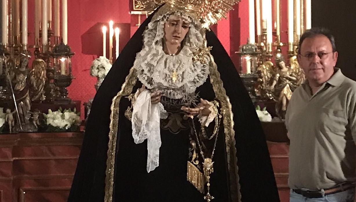 Enrique Ruiz junto a la Virgen de la Soledad