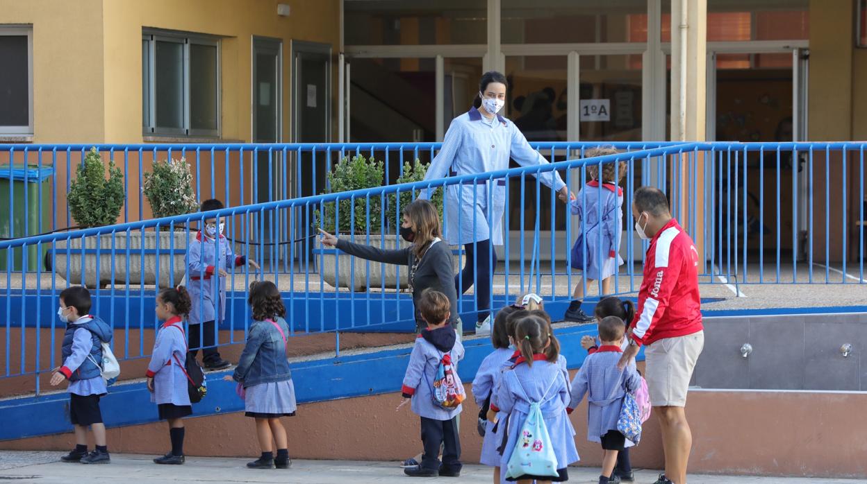 Docentes y alumnos en un colegio