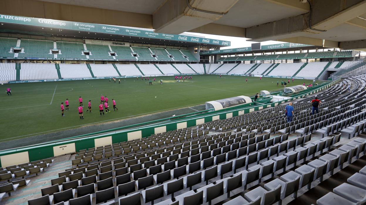 Gradas del estadio El Arcángel vacías en un amistoso este verano con el filial del Córdoba CF