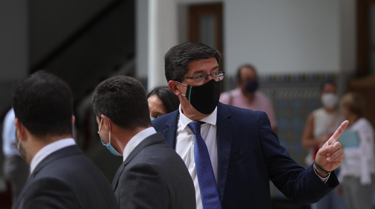 El vicepresidente de la Junta, Juan Marín, junto a los miembros de su grupo parlamentario en la Cámara andaluza