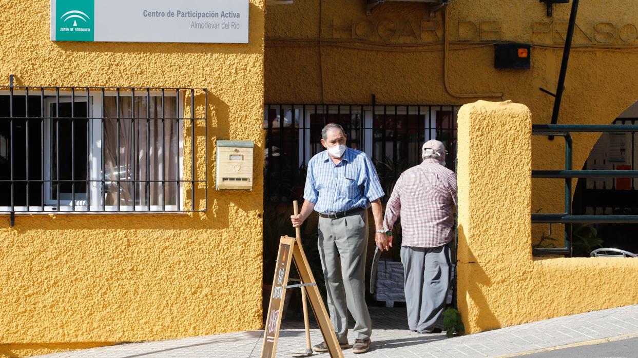 Dos personas en un equipamiento público de Almodóvar, este martes por la mañana