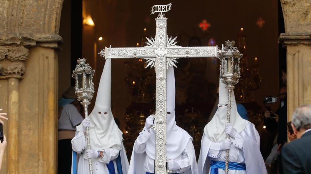 Cruz de guía de la hermandad del Resucitado