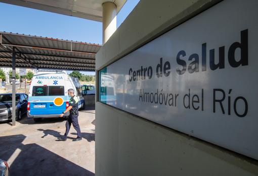 Un policía sale del centro de salud de Almodóvar