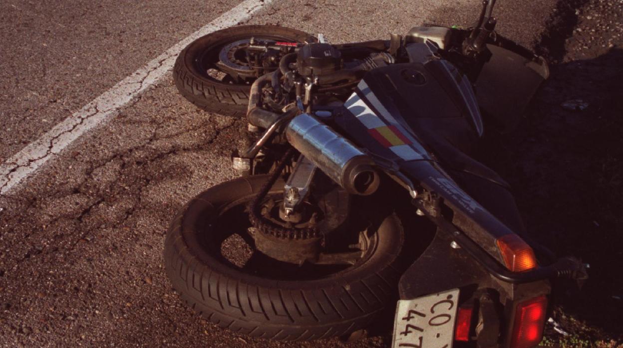 Moto accidentada en la carretera de Cerro Muriano