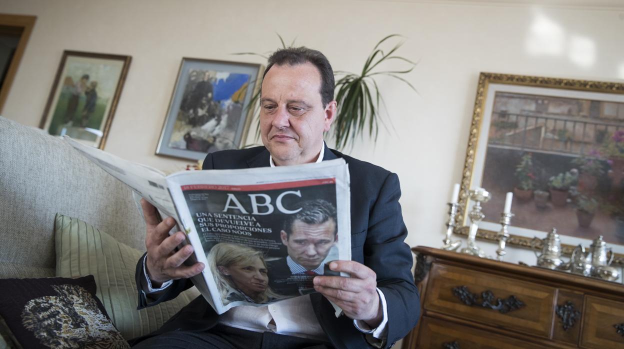 Pedro Horrach lee ABC durante su etapa en la Fiscalía de Baleares