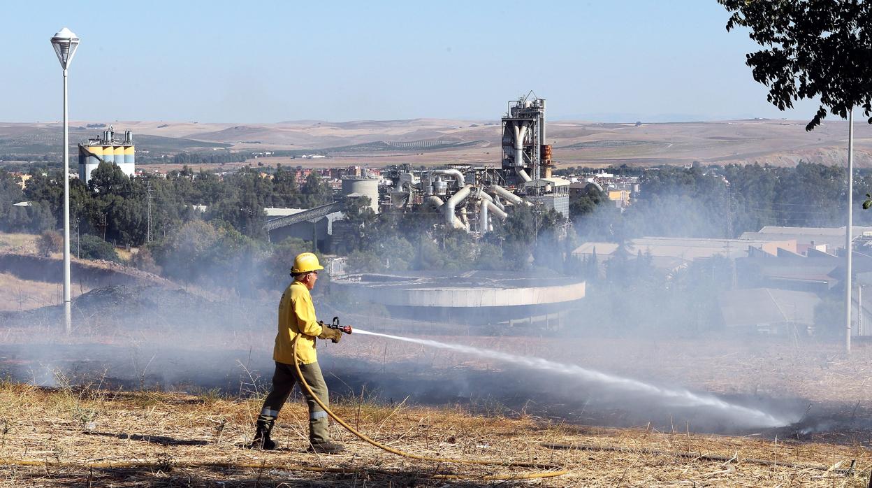 Un operario sofoca el incendio de pastos en Mirabueno en una imagen de archivo