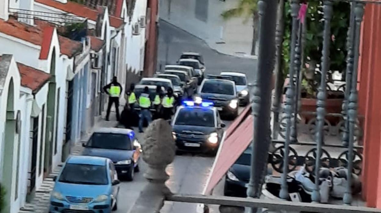 Agentes de la Policía durante uno de los registros practicados en la operación en Lucena