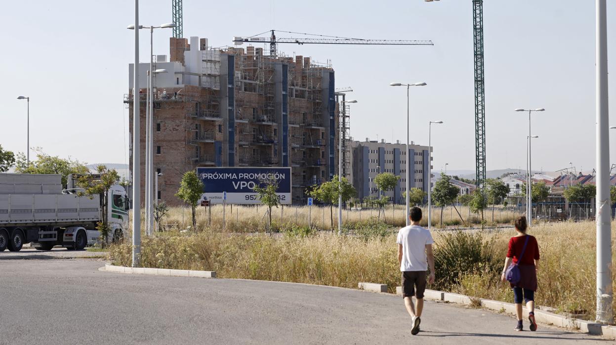 Promoción en construcción en Huerta de Santa Isabel, una de las zonas de expansión residencial de Córdoba