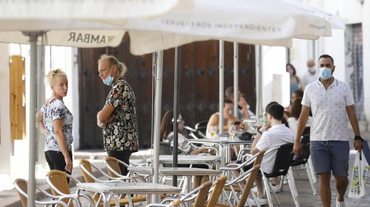 Turistas en una terraza del Centro de Córdoba a comienzos de septiembre