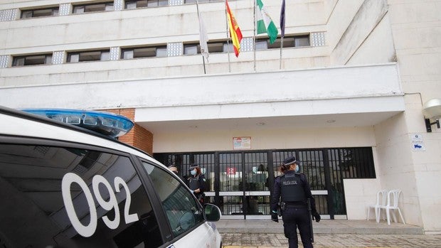 La Policía Local de Córdoba disuelve en Ciudad Jardín una fiesta en un bar con más de 15 personas