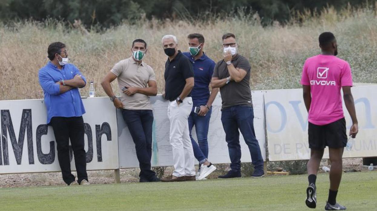 Javier González junto a Miguel Valenzuela, Juanito y dos trabajadores del club