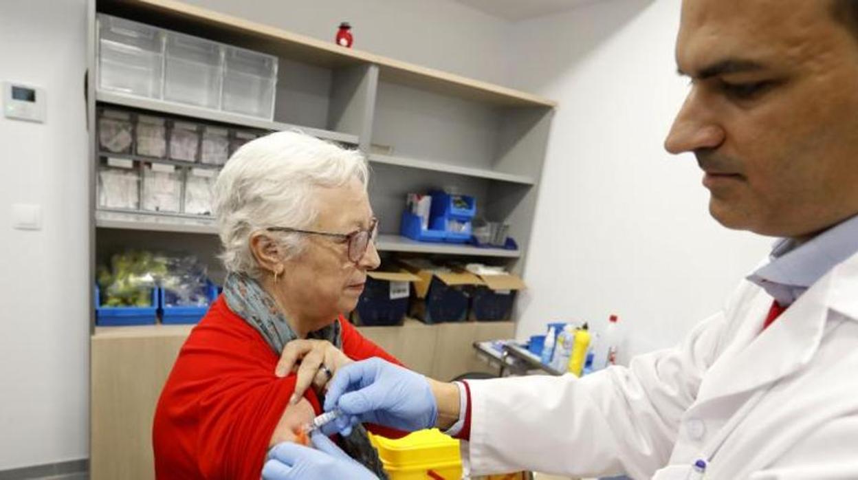 Las personas mayores son uno de los principales grupos de riesgo que deben vacunarse contra la gripe