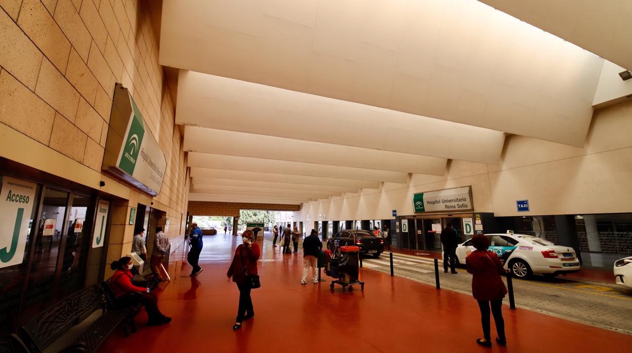 Exterior del hospital Reina Sofía de Córdoba durante la crisis del coronavirus