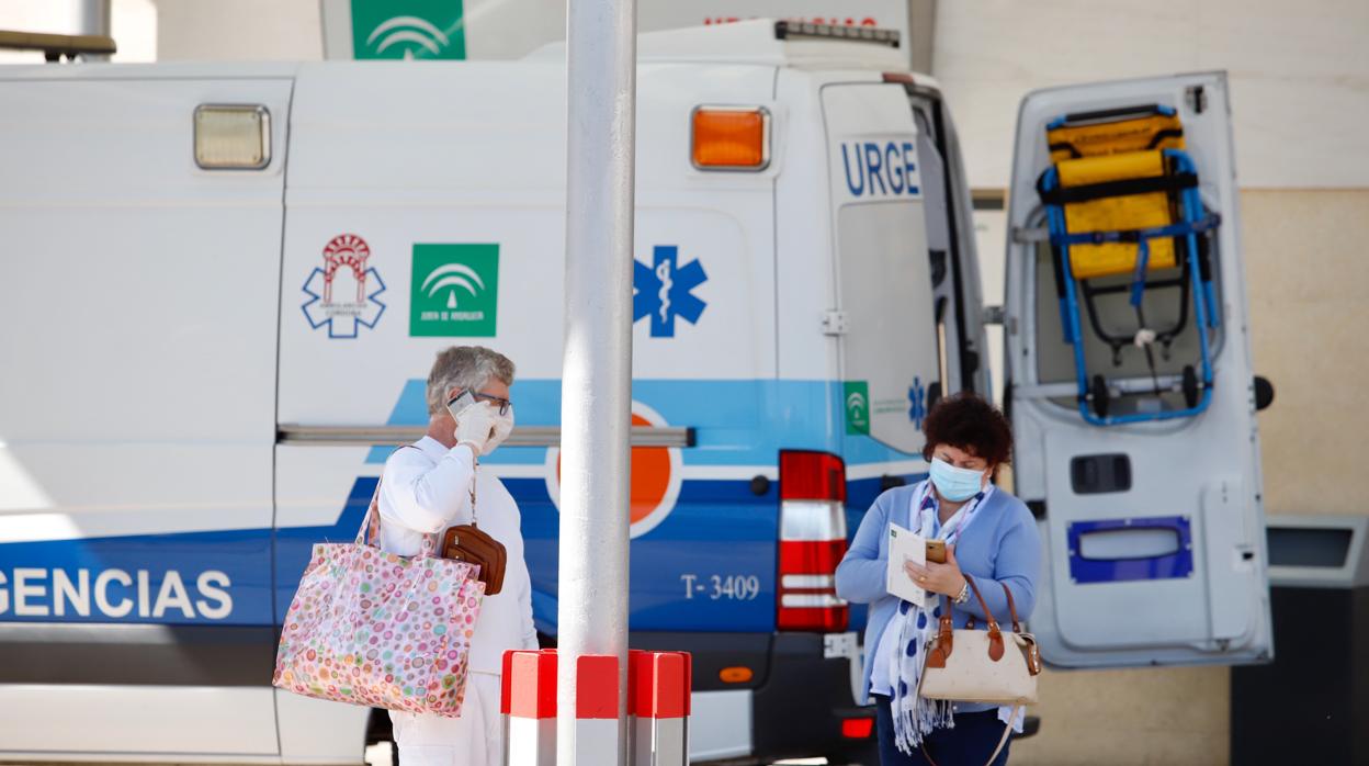 Dos mujeres a las puertas del Hospital Reina Sofía de Córdoba