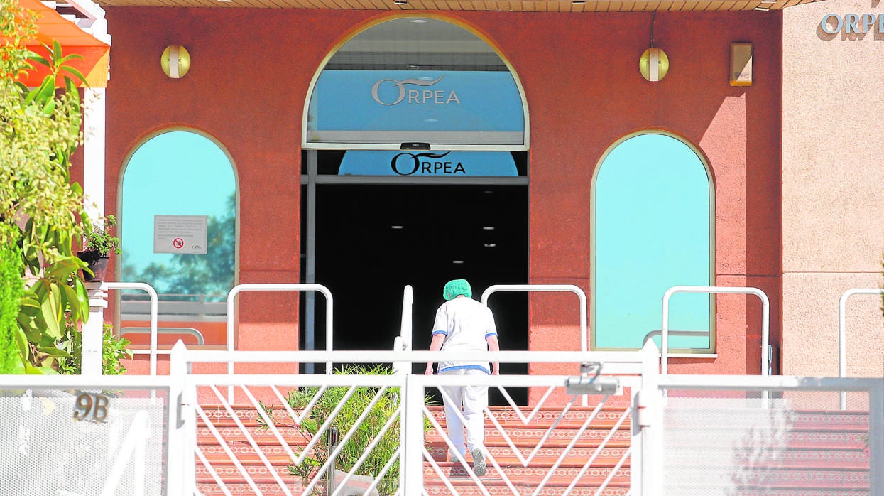 Una enfermera accede a la residencia Orpea Sierra tras decretarse su aislamiento del exterior