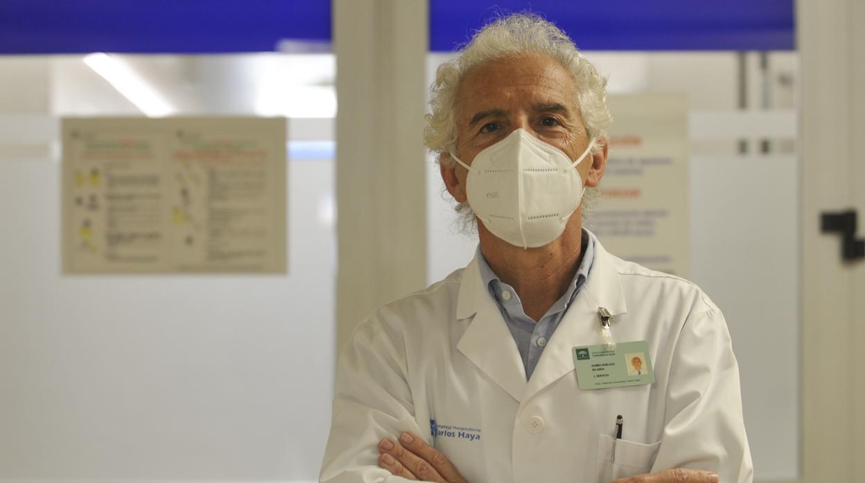 El doctor Gómez Huelgas, en el hospital Carlos Haya de Málaga