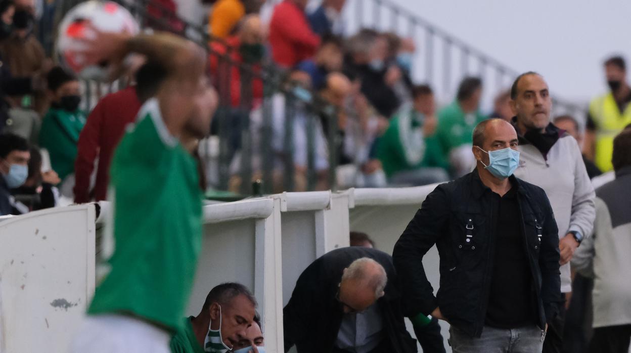 El entrenador del Córdoba CF, Juan Sabas, el sábado en el partido Sanluqueño-Córdoba CF