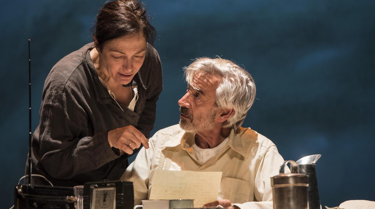 Cristina de Inza e Imanol Arias durante la obra «El coronel no tiene quien le escriba» en el Gran Teatro