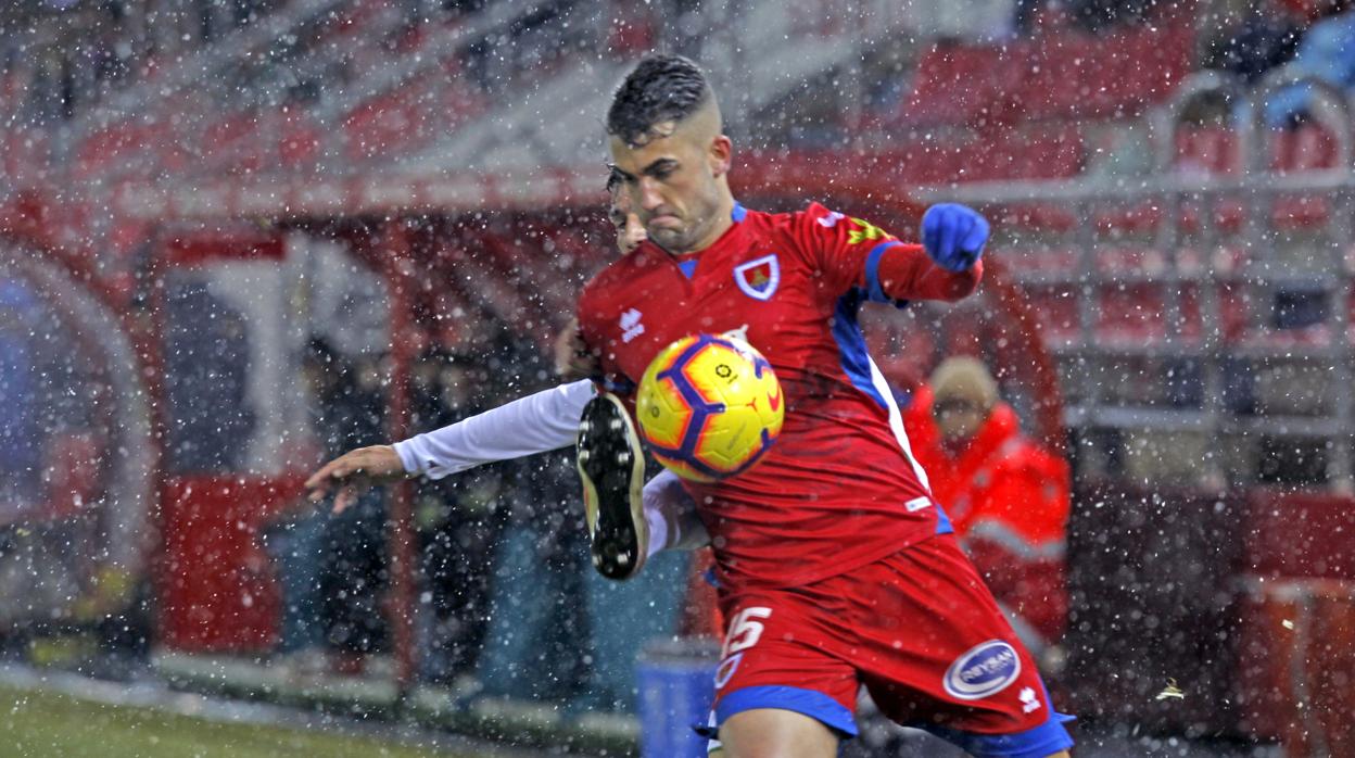 El nuevo atacante del Córdoba CF Berto González, en un partido con el Sporting de Gijón