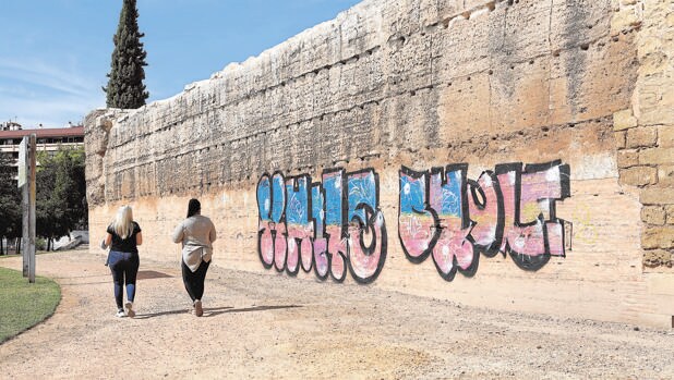 El Ayuntamiento de Córdoba denuncia ante Fiscalía una pintada en la muralla de Ronda del Marrubial