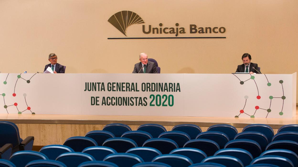 El presidente de Unicaja, Manuel Azuaga, en la última junta del banco, telemática