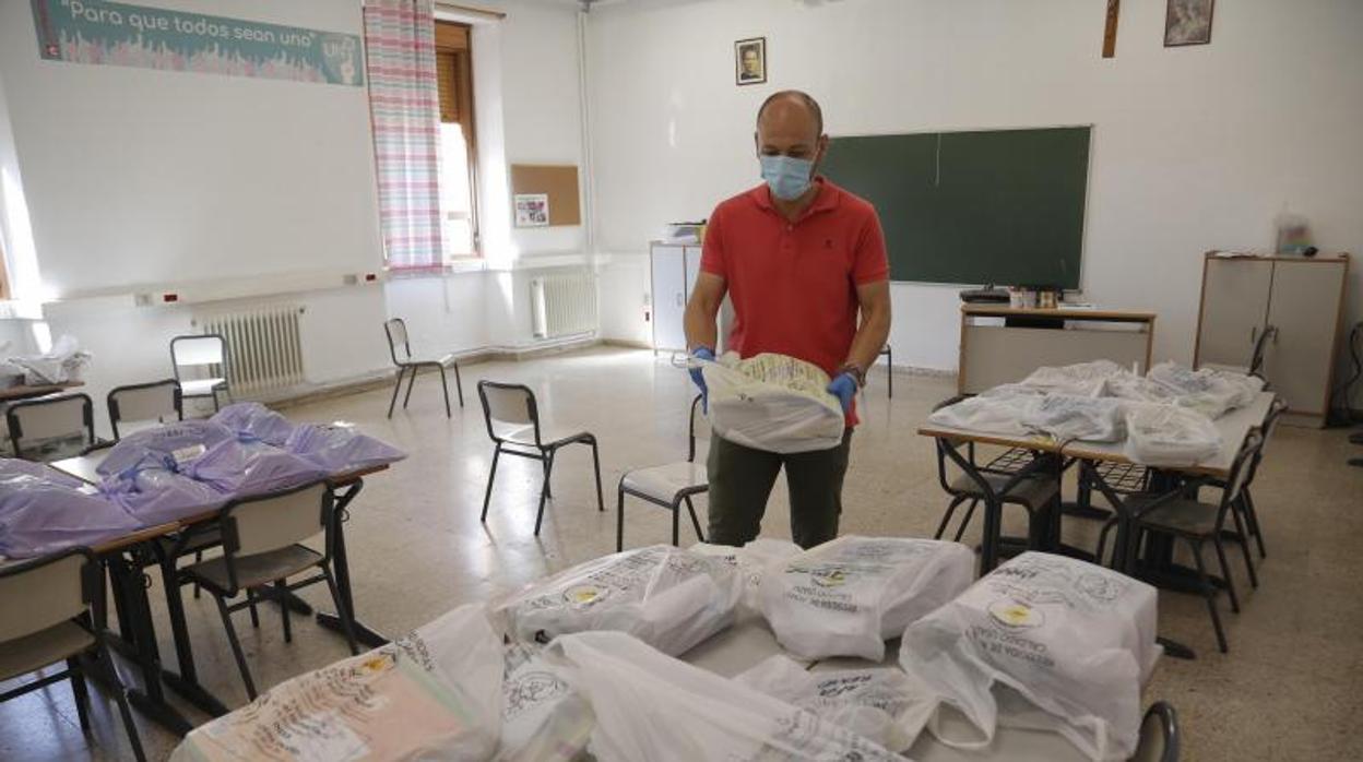 Preparación de un aula del colegio La Salle de Córdoba en junio de este año